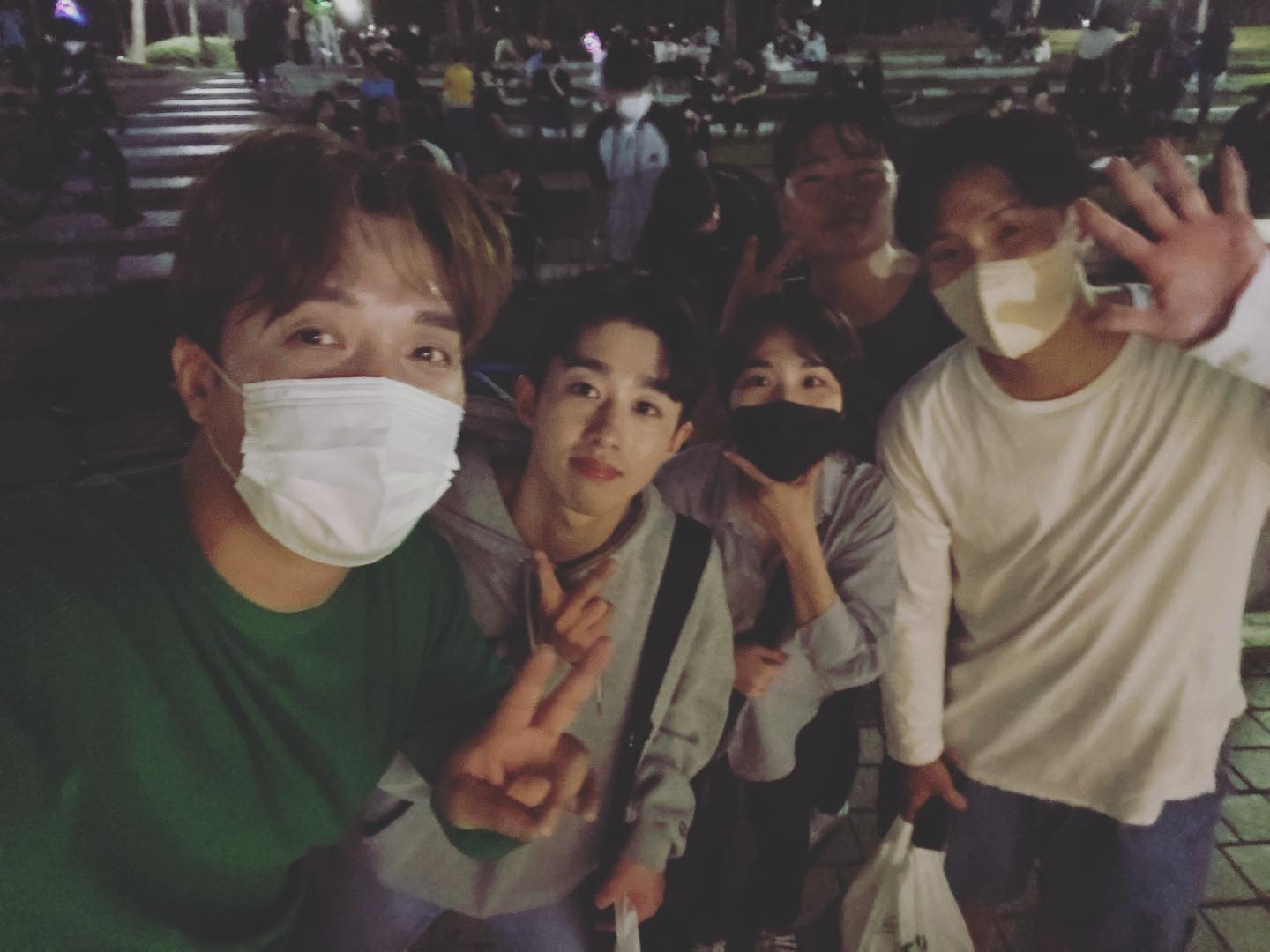 220925 안양 우선 멈’춤’ 공연 다녀왔다!!

이거 꿈인가? 아닌가? 댄서님들을 실제로 뵈었댜는…! 
스맨파, 스우파 있기전에 댄서 직캠으로 유명하신 분들 ㅠㅠ

승민님은 두번째 뵙는 건데도 뭔가 연예인 보는 느낌…!
은수님 실물이 더 짱..👍 (카메라가 잘못했네)
호성님 왜 그렇게 얼굴이 작으셔요 ㅠㅠ
주영님은 어둡게 나와서.. ㅠ 조명이 왜 뒷편에는 없는거냐 ㅠ

다음에 또 이런 공연 있으면 빨리 알려주세요! 

#덕질 #공연 #댄서 #최은수 #박승민 #성주영 #정호성 #choreographer #최애 #오붕하자 

(평생 덕질 가능 하겠는데…?)