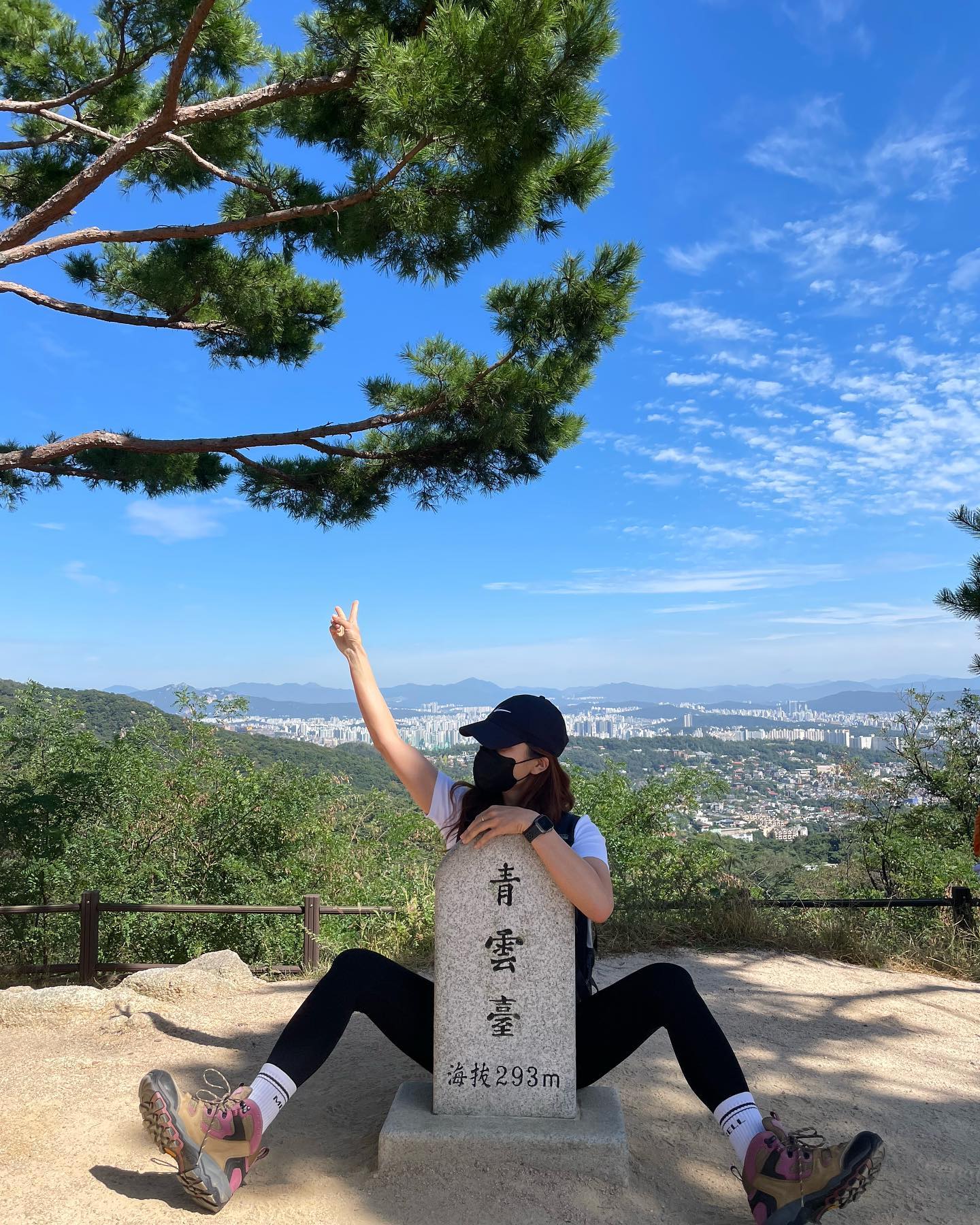 함께 하는 산은 행복 그 자체 ♡ 
aaaaay__ pang.eeeee 
오전10시에 만나, 저녁7시까지 같이 붙어있으면서 세상 많이 웃었다😆
E두명 사이에서 I는 오늘 E인척함🫣
얼른 침대에 누워서 재충전해야지🍁
모두 굿밤🌙✨
⭐️경복궁역3번출구 -> 청와대 춘추관-> 등산로입구 -> 백악정 -> 대통문 -> 만세통방 -> 청운대 -> 청와대 구경 -> 단백질파티 ෆ⃛