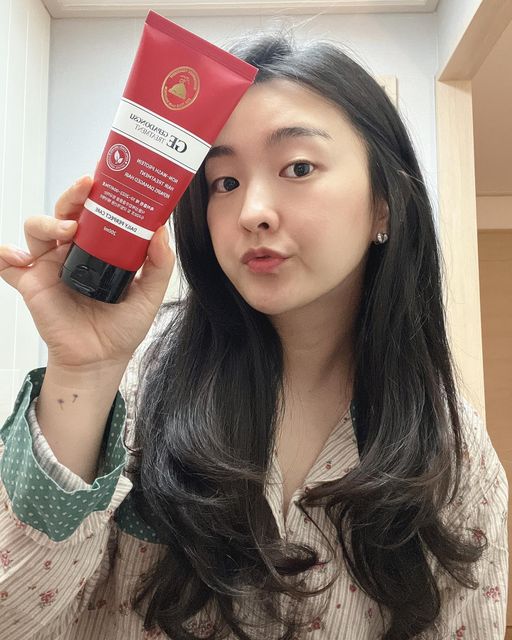만두의 잡스타그램🤗 on Instagram: "#협찬 #지파동수헤어팩 #논워시트리트먼트 지파동수 논워시 트리트먼트 헤어팩 . 식물성 주요성분이 짱짱하게 들어있어 부시시한 머리에 수분감을 가득