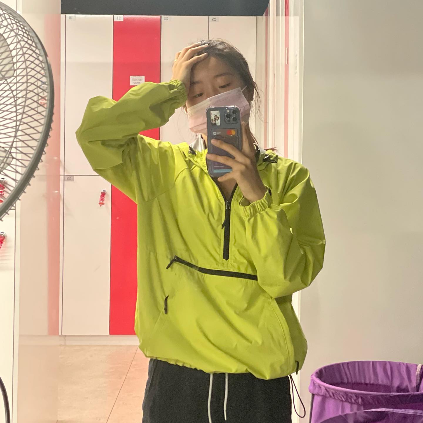 오늘도 오운완..!!! 엉덩이랑 다리가 겁나 아푸네여... 빨리 자려고 집왔는데 집만오면 눈이 멀쩡해지는 마법을 격고 있어요..하하하하하

확실히 땀복입으면 진짜 주륵주륵 땀 나는거 같아요 저 진짜 땀 안나는 편인데 땀이 무슨;;; 써보고 좋았던 땀복들 추천해주세영!!!! 

오늘 점심 우거지 국밥 먹었는데 짜가꼬 부어 있는 느낌이였는데 역시 운동하면 부기가 후후후룩 빠지는거 같아요 개운하기도 하고? 가기가 귀찮을뿐 ㅎㅎㅎ 그래도 오늘 운동 가서 다행인거 같아요 

낼두 화이팅 할 수 있길🙏🏻🙏🏻🥹