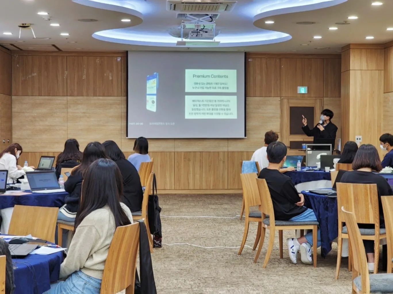 집에서 원광대까지 참 멀다
-
원광대에서 집까지도 참 멀다
-
또 강의시간 못 맞췄다. 저번에는 시간이 남았고, 이번에는 시간이 부족했다. 어제 급하게 내용 안 뺐으면 한 시간도 더 했을 기세🤒
-
이게 아쉽고, 저게 아쉽고 혼자 자책하면서 올라가는 길에 문득 이런 생각이 들었다. 이번 강의 준비하면서 배운 게 참 많고, 열심히 참여해 주셨고, 응원해 주셨는데 무슨 바람에 나는 스스로 하강곡선을 그리며 기분을 다운시키지 못해 안달인 걸까
-
부쩍 '언제쯤 스스로 만족할만한 강의를 할 수 있을까' 이런 생각이 든다. 모르긴 몰라도 시간과 맞물려 더 견고해질 수는 있겠지. 그리고 내 세상이 더 튼튼했으면 좋겠다. 내 세상이 튼튼하면 흔히 말하는 현실이 뭐가 두려울까.
-
십 년이 지난 뒤에 내 모습이 어떨지 문득 궁금한 오늘.