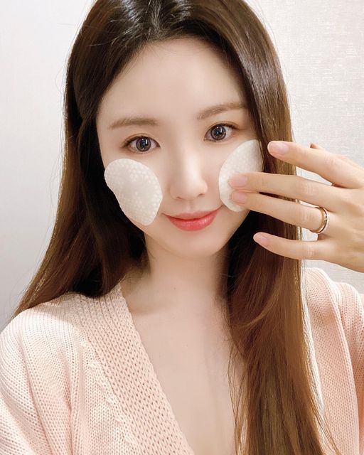 @luvely_yh on Instagram: "#협찬 울님들💓 함유량에 따라 전성분 첫번째에 등장하는 정제수가 아닌💧 고농축 비타민 워터 500,000ppm으로 성분 함유량이 대박❕ 패드 한 장으로 기미, 잡티, 피부톤
