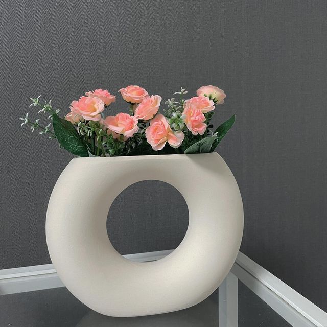 ღ 𝒉𝒐𝒗𝒆𝒍𝒚 ღ on Instagram: "#제품제공 #아이워 요즘 화병에 꽃 꽂는게 왜이리 재밌는거죠🫶🏻 오브제 화병이 집에 들어오니 분위기 대박,,💐 데일리하면서 예쁜게 집들이 선물로
