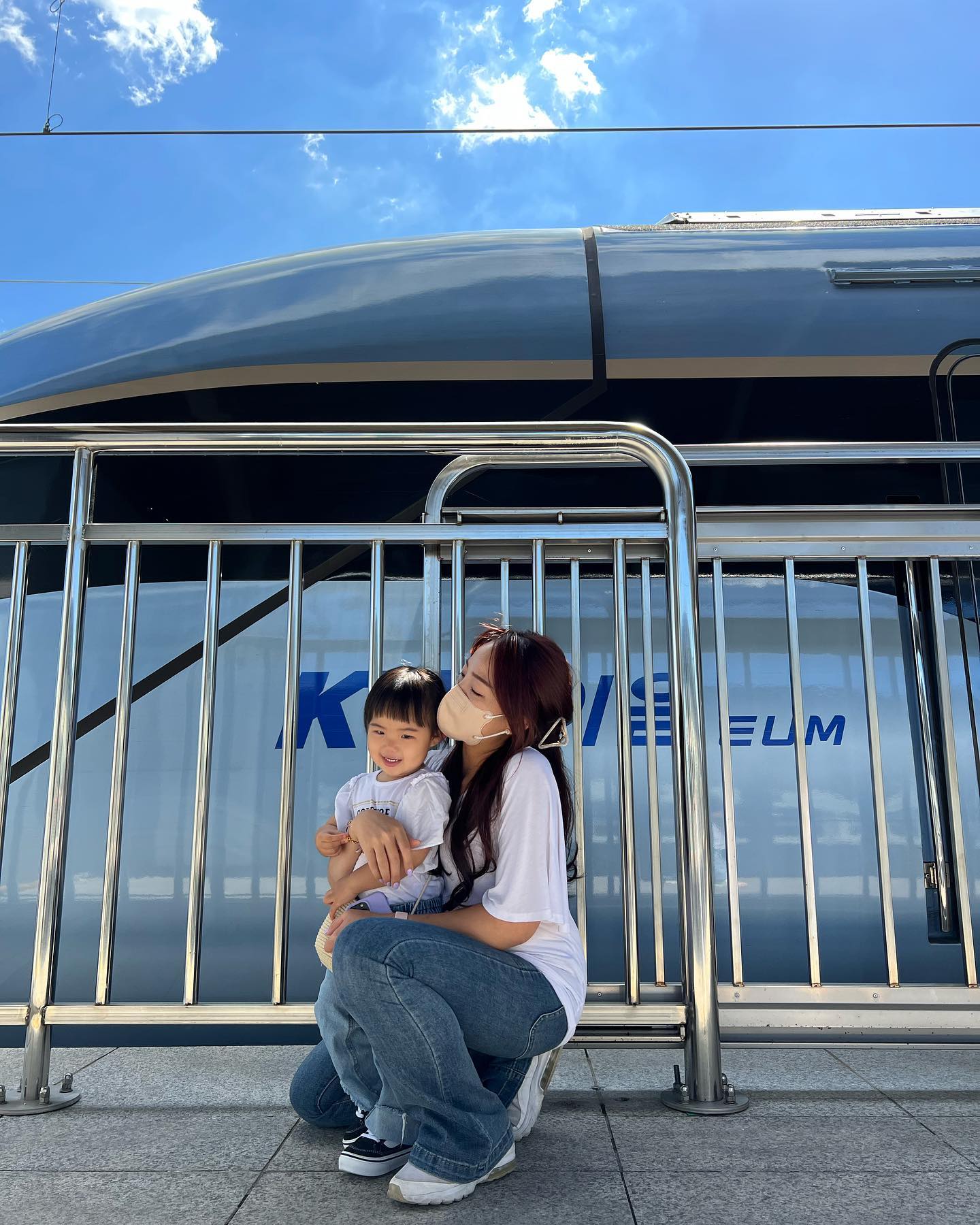 #1일1또현🧡 

찐친들과 아이들과 이음기차여행🚅

당일치기로 다녀온 
부발역 - 충주역 💗

누가 여행제안했어 진짜.. 
뽀뽀 천번 해줘야돼!!!!!! 💋💋💋💋

30분 남짓 타는 여행길이였는데
진짜 멀리 여행 가는 거처럼
기분도 몽글몽글하고
그게 이게 사는 맛이지 싶었던🌸

애들 옷도 맞춰 입고  돌아다니니 시강🫶🏻

라바랜드는 딱히 볼게 없었지만 
주변 공원이랑 쉴 곳이 너무 잘되있어서
푹 쉬다 왔다 💗

다음에 또 가자 칭구들💗

#이음기차 #깨끗그자체 #21개월아기
#주말여행 #기차여행 #육아맘 #육아
#육아소통 #충주라바랜드 #충주역
#부발역 #가족코디
#충주가볼만한곳 #아이랑기차여행