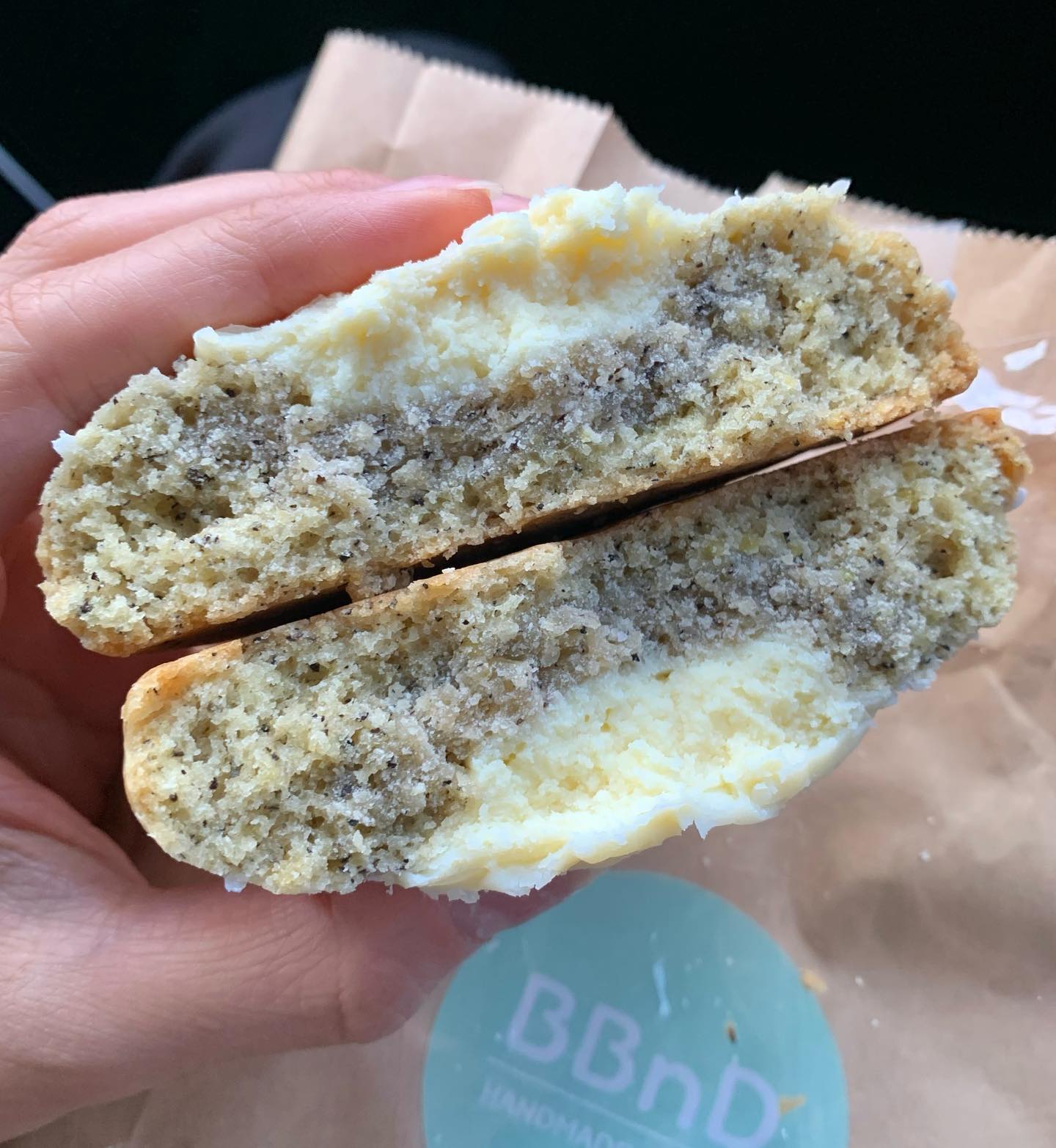 #비비앤디 (_bbnd_cookie)
#상큼톡톡레몬얼그레이가나슈 (4,000원)

진짜 너~~무 오랜만에 쓰는 피드🥺
현생이 왜이리 바쁜지 피드 쓸 정신도 없었고ㅠ 
마사오 끝나고 #오토김밥 뿌시고 후식이 넘 먹고싶어서 근처 수제쿠키집 찾다가 예전에 ppang_ina 님이 여기 쿠키 맛있다고 했던 거 기억나서 바로 다녀왔어요 ㅋㅋㅋ 

일단 폭주를 막기 위해 2개만 먼저 사먹었는데 얼린쿠키 달라고 하면 따로 주셔서 바로 달라고 했쥬 ㅎ 못참고 바로 차에서 얼먹했는데 진짜 가운데 레몬아이싱+크림치즈 필링이 꾸덕하고 넘 상콤해요..💛 얼그레이도 은은해서 좋았는데 맛이 좀 더 진해도 맛있을 것 같기도!! 크기도 크고 간식으로 최고일 듯💛