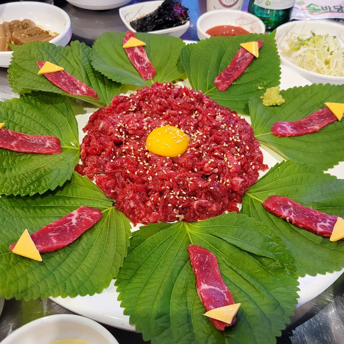 육회+육사시미 SET ❤️

울님들 안뇽하세영😉
오랜만에 음식피드네용ㅋㅋㅋㅋ

찜니 어제 안주가 기가맥혀 과음하고
오늘 5시가 되서야 살아났어요ㅋㅋㅋ

안주 진짜 너무 예쁘지 않나여? ㅋㅋㅋ
육사시미 깻잎 싸서 먹는거 아주 칭찬해줘야대여ㅋㅋㅋㅋ 
넘모 맛있오🙊 ㅎㅎㅎㅎ

안주를 시키면 나오는 소고기 미역국도
고기도 꽤나 푸짐하고 얼마나 맛있는지ㅎㅎㅎㅎ

소주마실때 그래도 국물안주가 없으면
섭섭할때가 있는데 아주 딱이더라구요ㅋㅋㅋㅋㅋ

술약속있는데 아직 안주를 못정하셨다면 술이 술술 넘어가는 육회와 육사시미
어떠세용?❤️ 아주 만족하실거예요ㅎㅎ

#육회 #육사시미 #날고기 
#생고기는사랑입니다❤️ 
#육사구이 #미역국맛집 #술이술술 
#모임스타그램 #동료애 #동료들과 
#우리우정뽀레버 #즐거운시간 
#술안주추천 #먹팔해요 #먹스타 
#술스타 #술스타그램 #선팔댓글 
#선팔하면맞팔가요 #소통환영🙌