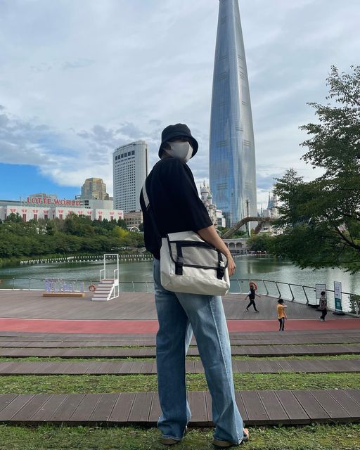 윤효진 on Instagram: "#광고 오늘은 가방을 하나 장만했는데요☺️써보니까 색감이 너무 좋아서 어디든지 진짜 잘어울릴거같아요! 전체적으로 깔끔한 코디에 포인트로 딱 주기 좋은 크로스백!