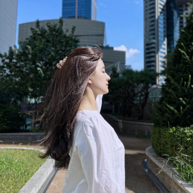 @from_holy on Instagram: "지루했던 머리카락에 금가루를 뿌려준 시우쌤🥺 @jennyhouse_si__woo . 자연모가 하도 까매서 갈색머리는 안어울릴것같다는 의견이 많았는데… 염색하고나니 다들 잘어울린