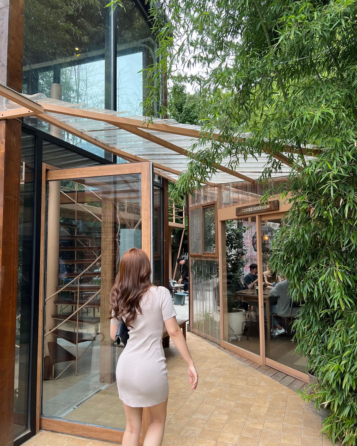 모처럼 꾸미고 외출다녀왔어요🤭

카페는 여전히 핫한 #커피인터뷰대전