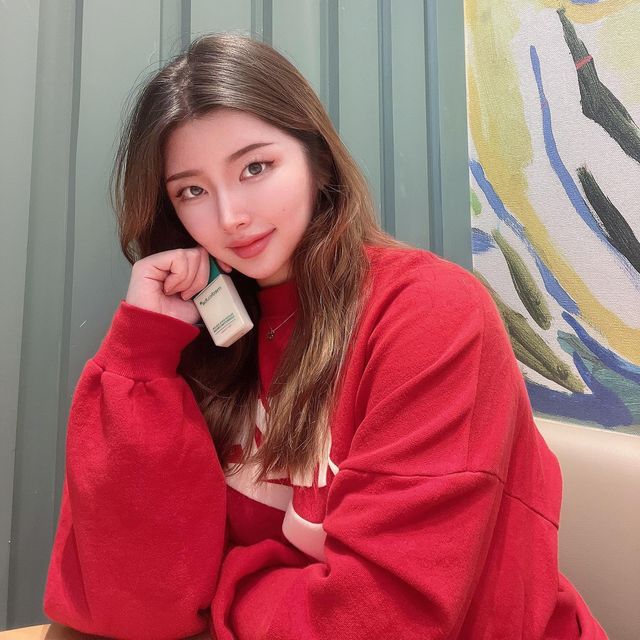 Grace on Instagram: "#광고 #메디큐브 #medicube 평소 홍조가 있어서 화장 두껍게 하면 뜨고 피부는 악화되는 것 같아서 눙물인 1인🥲🥲 이번엔 진정으로 유명한 메디큐브에서 출시한 시카 계열의