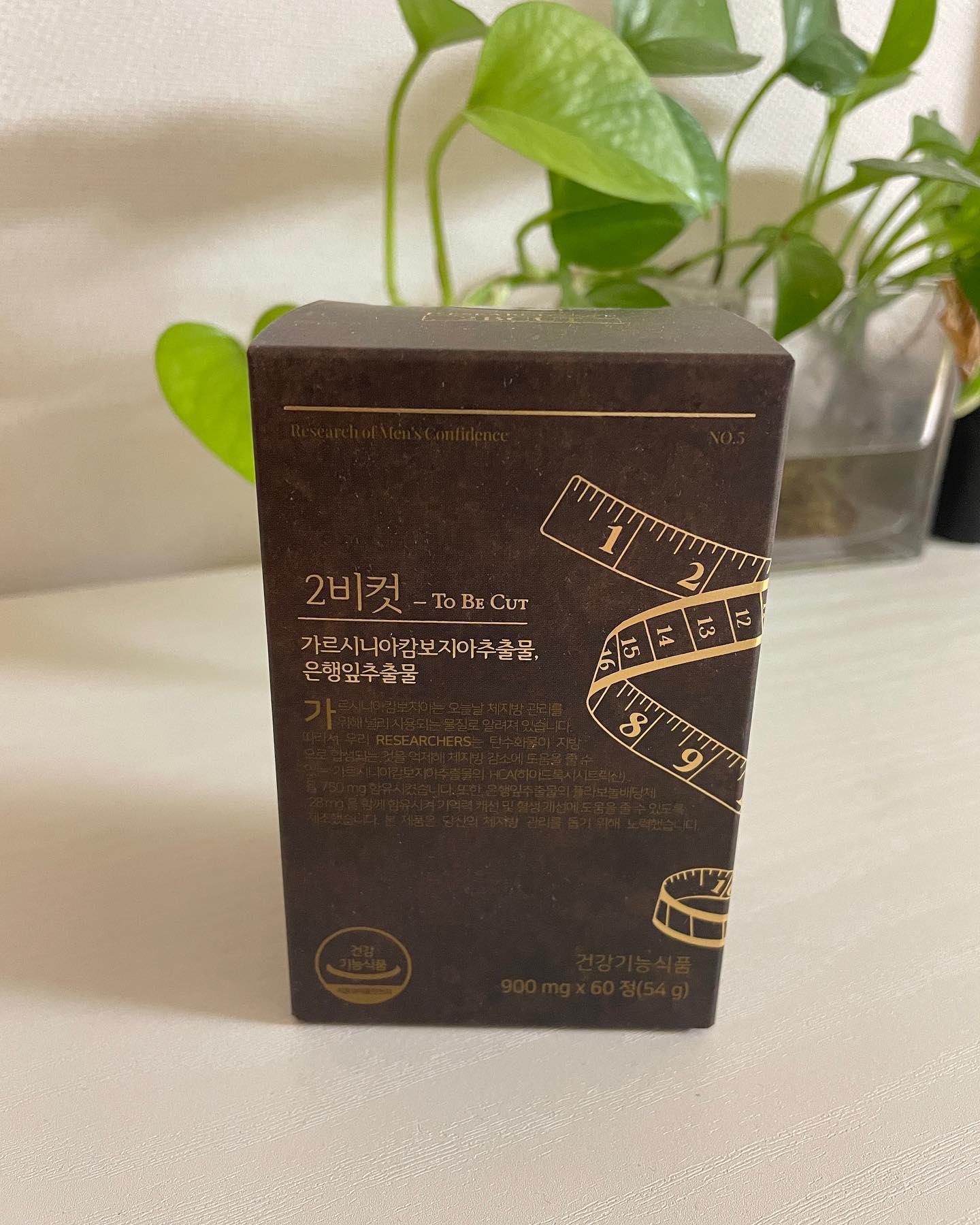 #협찬
365일 다이어트중인 남편을 위해 준비했어요
투비컷입니다.

가르시니아 캄보지아추출물 탄수화물 차단 하고 체지방 감소에
도움이 된다고 합니다

다이어트 약은 살짝 성분도 걱정되긴 하는데 

식약처가 인정한 기능성 HCA 가르시니아 캄보지아 추출물 중 
일정량 이상 함유되어 있어야 기능성을 나타냅니다. 
투비컷은 식약처 일일 섭취 안정 권장량 750mg을 충족해 
중년 남성을 위한 최적의 햠량이라고 하네요.

배만 뿔룩 나온 중년남성은 대부분 내장지방이 많아서라는데
내장지방에 탁월하다하니 배뿔룩 남편에게 딱입니다.

이제 일주일정도 먹었는데. 배가 드라마틱하진 않지만
전에비해 줄어들긴 했어요.

한달간 열심히 먹어보고 
후기 2탄 남길께요

홀쭉한 배로 만나요

#리서쳐스 #투비컷 #다이어트 #다이어트보조제 #남자다이어트 
#남성다이어트 #체지방컷팅 #가르시니아 #아빠선물 #남친선물