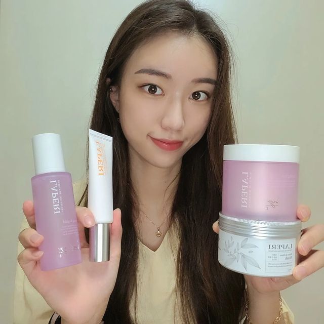 진아 on Instagram: "#협찬 피부의 톤을 한층 밝혀주는 3단계의 케어 키트! 🔸️스케일링 2 스텝 키트 피부의 묵은 각질을 녹이고 패드로 걷어내면 끝! 매끈한 피부 결과 투명한 피부 톤으로 광
