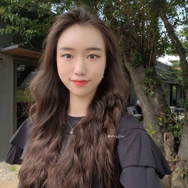 송진아 on Instagram: "#얼리프 에서
#리노바 리프팅 받고 왔어요

탄력있게 올라간 피부
바로 효과가 나타나서 놀랐어요🥰

🏷 thank you @ultimate.lifting.projets

#얼리프클리닉 #리노바리프팅 #써마지리프팅 #레이저리프팅 #울쎄라리프팅 #논현동피부과 #리프팅맛집"