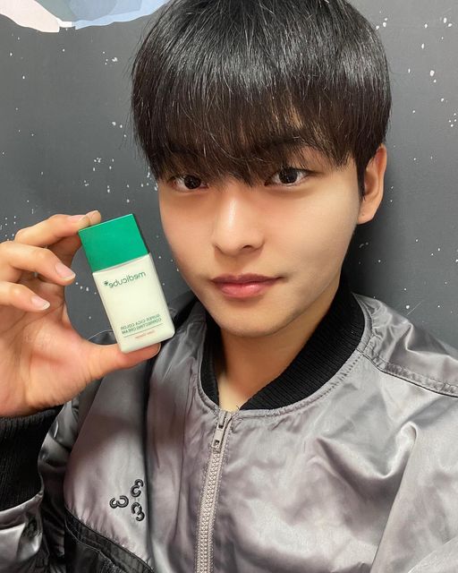 주형 on Instagram: "🙆🏻‍♂️ #광고 메디큐브 톤업크림 중요한 날에 화장하기 전 바르면 티안나는 톤업 크림이에요 💚 순해서 저같이 피부 열감 있으신 분들 쓰기 너무 좋습니다 💚
