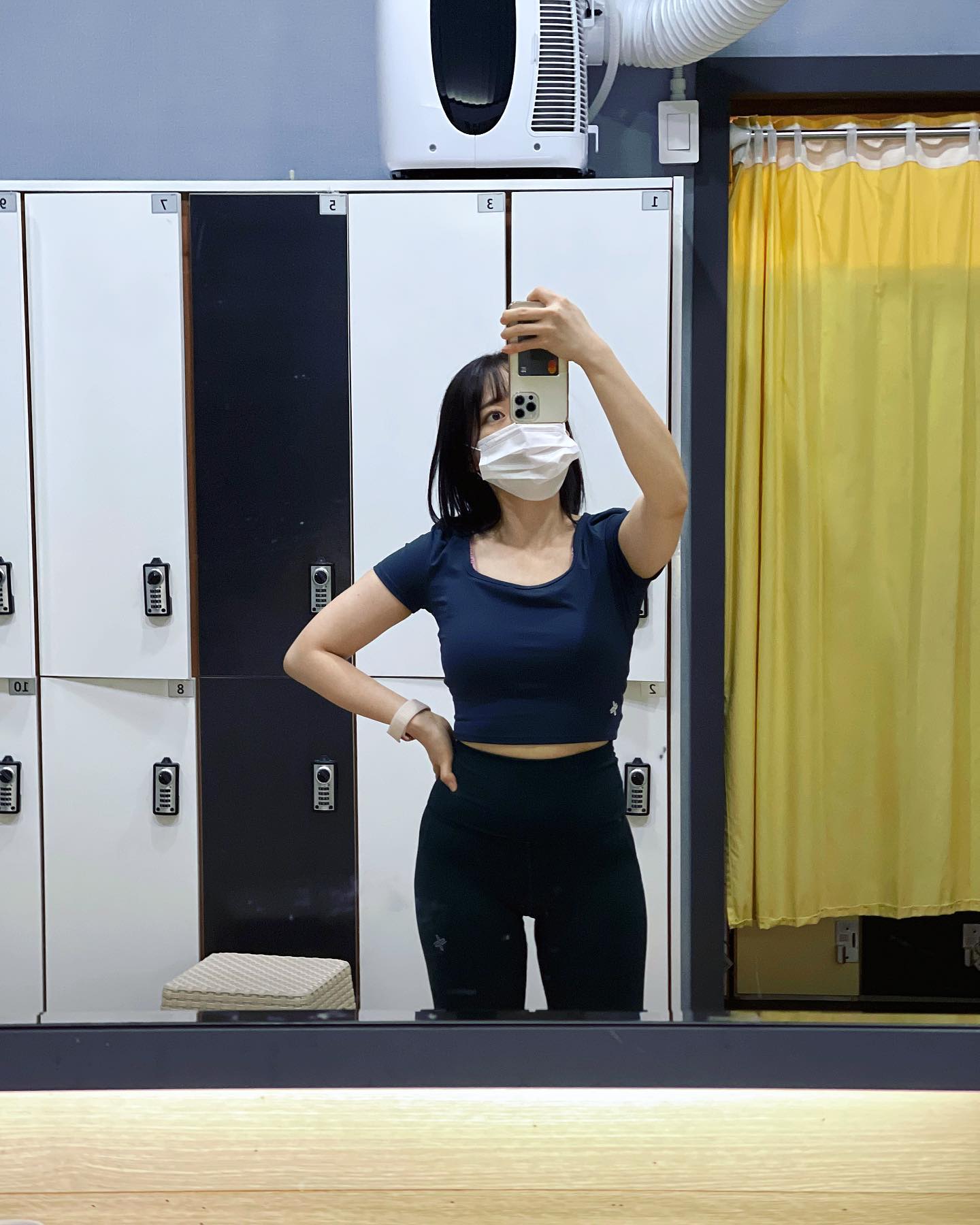 3개월 차 다이어트 한약 후기💊💊💊
( *민망하지만;; 진심 묻은 리뷰 쓰려고 평소에도 안 입는 쫄쫄이 착장했어유🏋️‍♂️)

1년간 꾸준히 운동을 해왔지만 줄지 않는 체지방 때문에 스트레스받던 찰나에 소개받은 #아크로한의원 
이전에 먹었던 다이어트 한약은 많은 알갱이들을 삼키는 게 곤욕이었는데 여기서 처방받은 건 캡슐로 된 한약이라 먹기가 너무 편했다.
처음 접수 후 몇 가지 검사를 한 뒤, 원장님께서 상담을 해주셨는데 식습관이나 생활 패턴, 원하는 감량 목표를 물어보신 후 그에 맞게 약을 지어준다 하셨다. (+맥까지 짚어주시는 섬세함) 
그리고 식단 관리는 어떻게 하면 더 효과가 나는지, 식습관 루틴까지 짜주시며 설명해 주셨다.
 
그리고 제일 맘에 들었던 감량 시스템! 감량 전 디톡스 기간이 따로 있는데 디톡스용 환이 따로 준비돼 있어 정말 체계적이고 다이어트에 진심인 곳이라는 걸 많이 느꼈다.
 (뭣보다 원장님 텐션이 너무 맘에 들었다. 낯선 원장님께 동족의 냄새가…이 글 보시면 저랑 친해져 주세요❤언.니.)
 
신진대사를 원활하게 하는 기능과 식욕 억제 효과가 나타난다는 설명을 듣고 ‘설마~’했는데 웬걸.
1) 복용 후 20분 정도 지나면 뭘 먹고 싶다는 생각 자체가 지워져 버린다.
‘넌 지금 매우 배부른 상태야’ 라고 느끼게끔 뇌에 최면 거는 느낌이랄까?🧠 
2) 원래 땀이 잘 안 나는 체질인데 한약 먹은 뒤로 땀 배출량도 많이 늘었다.
3) 3개월이 지난 지금은 식습관 패턴이 잡혀, 음식 앞에서 절제가 가능했다. 
4) 식습관까지 개선되다 보니 지금은 운동 효과까지 제대로 보고 있는 상태. 
통허리에 묻혔던 허리 라인이 드러나고 살에 파묻혔던 복근이 조금씩 보이고 있다ㅠㅠ엉엉..난 복근 아예 없는 줄…
 
갈 때마다 엉망인 내 식습관&생활 패턴에 대해 진심으로 조언해 주시고 실현 가능하게 상황에 맞는 플랜을 짜주셔서 좋았다. 

Ps.꼭 다시 도전해서 불필요한 체지방 완전히 걷어내 보고 싶어요~! :)
감사했습니다 원장 언.니.❤️(선생님..)

#다이어트3개월후기 #아크로한의원 #다이어트주치의 #강남한의원 #다이어트한약 #캡슐한약 #강남다이어트한의원 #신논현다이어트한의원 #아크로후기 #아크로다이어트