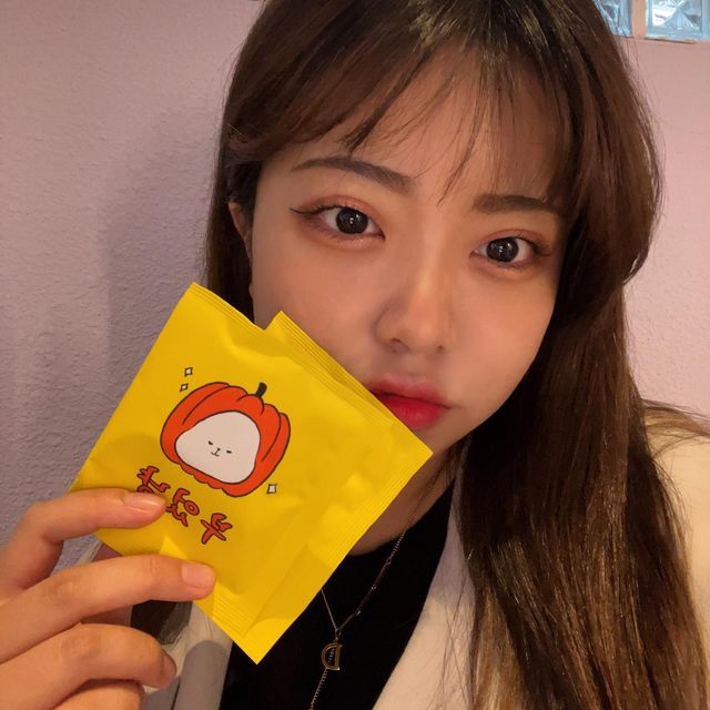 윤지 on Instagram: "#협찬 #부었냥 아침에 차가운 아이스팩이나 숟가락 붓기빼는게 부족하다는 분 주목! 뷰티앤부티에서 경리도 소개한 #부었냥호박티 ✔️신선한 국내산 늙은호박 100% ✔️ 티