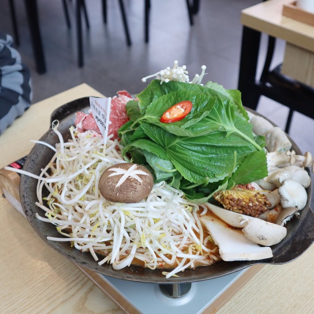 #협찬 창원 북면 맛집 정성순대의 모듬버섯순대전골〰️ 버섯과 소고기가 들어있어 육수가 깔끔한데 숙주랑 깻잎도 푸짐해서 건강하게 먹을 수 있음 ✔️
.
순대는 속이 꽉차 다 먹고 순대 사리까지 추가해 먹었네요 😆
.
날씨도 쌀쌀하니까 북면 온천갔다 정성순대 코스 콜?
.
자세한 리뷰는 #바그나로그 https://m.blog.naver.com/eunhwanimaaa/222888119123
.
.
#창원맛집 #창원북면맛집 #창원감계맛집 #창원북면감계맛집 #창원현지인맛집 #창원의창구맛집 #정성순대 #정성순대창원북면점 #순대전골맛집 #먹스타그램 #정성순대창원북면점 #북면핫플 #북면회식장소 #북면순대국밥 #북면밥집 #감계맛집 #감계술집 #감계핫플