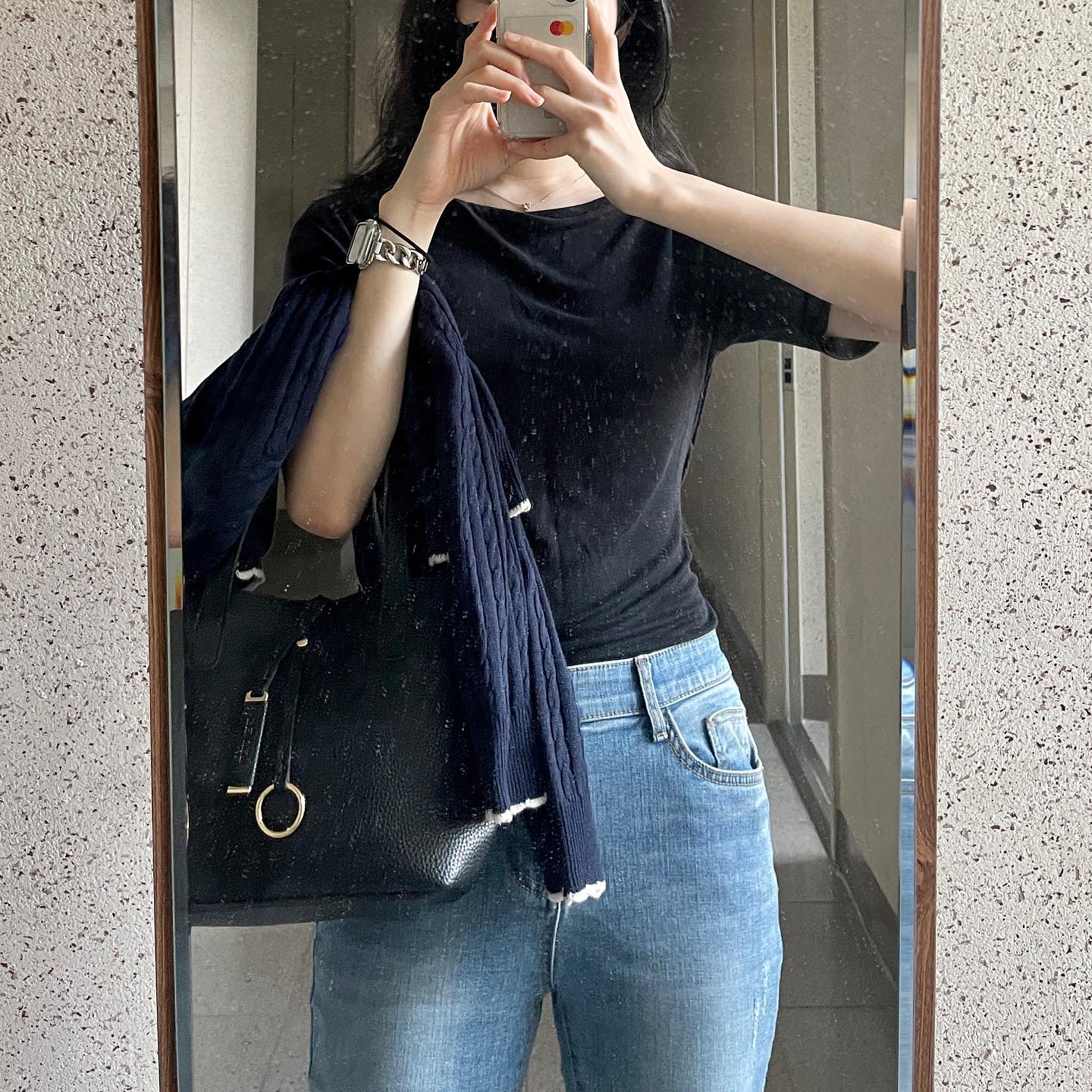 오늘은 9월 마지막이네요 저 나이 들었나봐요 시간이 너무 빨리가는거같아요,, (속상)
그나저나 주말에 거울 좀 닦아야겠어요 ^-^……. 계단샷도 좋다고 해주셔서 이것도 찍고 계단샷도 찍어야지 했는데 엘베가 생각보다 너무 빨리 와서 계단샷을 못 찍었어요😅 이젠 날씨에 당하지 않으려고 반팔에다 가디건 챙겨서 출근하기~!