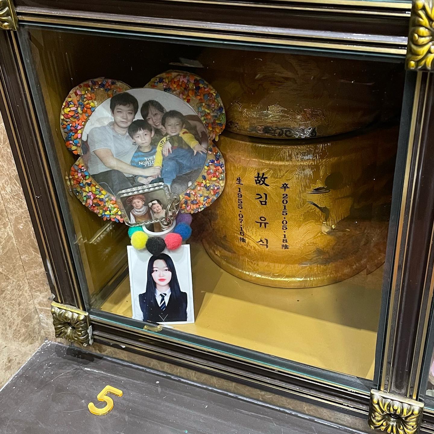 외할아버지 오랜만이에요 사실 안뵙고 가려고 했는데 너무 보고싶어서 어쩔 수 없었어요 더 나은 모습이 되면 뵙고 싶었는데.. 죄송해요 근데요 할아버지 저 너무 힘들어요 이제 저 외할아버지 곁에 가면 안될까요 저 너무 지쳐요 보고싶어요 외할아버지