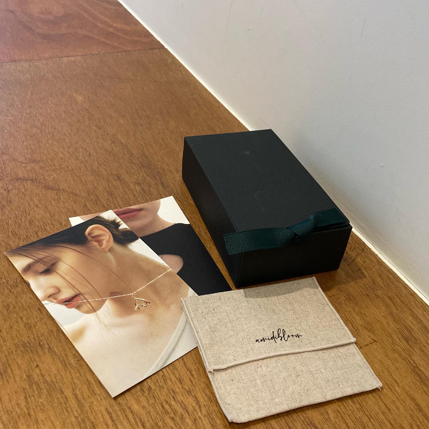 이번주말은 amidibloom 과 함께🖤
White gold / gold 두가지 색상중 실버톤인 나는 화이트 골드로 ! 

[ Lovely H wave earrings ]

/ 아미디블룸의 시리즈 중 ‘heart wave’라는 motive를 가진 형태의 귀걸이. 

- 아미디블룸 모든 제품의 도금 경우, 두께와 디테일을 높여 변색과 생활 스크래치에 강하게 제작된다. 

- 모든 제품은 자제 제작 제품으로 각기 다른 컨셉, 스토리를 가지고 시리즈를 만들고 있다.

유니크하고 우아한 느낌이지만 데일리로 활용할 수 있다!
꼬랑지가 사랑스럽기도〰️

#daily 🤍🖤