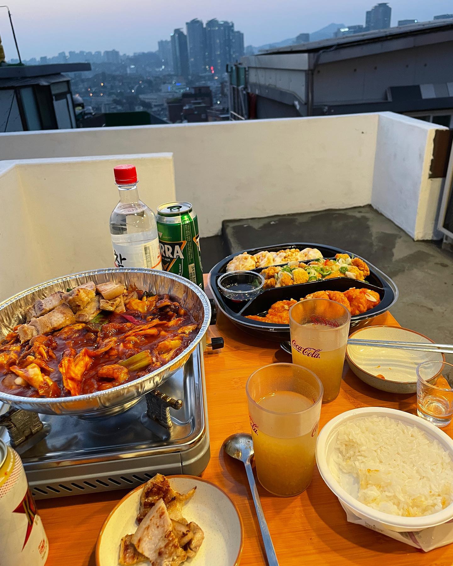 두번째 에어벤뷔 데이트🧔🏻‍♂️🤍👩🏻
초미세먼지와 함께한 저녁🍽
….&물탱크 뷰😮‍💨🌃🌃
.
.
.
.
#해방촌#데이트#에어비앤비#야식#야경#이마트먹거리#가성비인가#아무튼좋음#이마트#낙곱새#낙대새#쭈삼#삼겹살#크림새우#칠리새우#유린기#먹데이트#먹방#일상