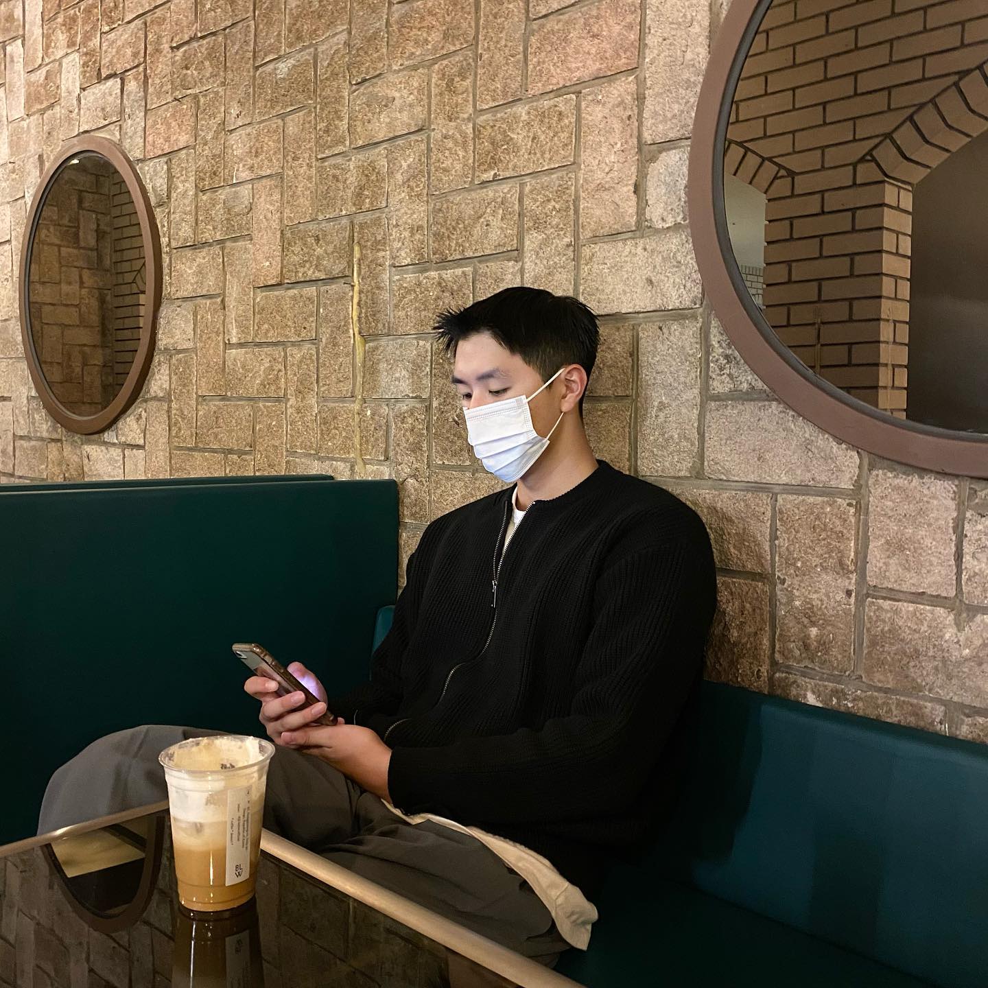 가을만 되면 땡기는 컬러
네이비로 캐주얼하게 
.
.
.
착장아이템✔️
🔍상의: 웨이브 투웨이 니트 집업 for_ward.co.kr