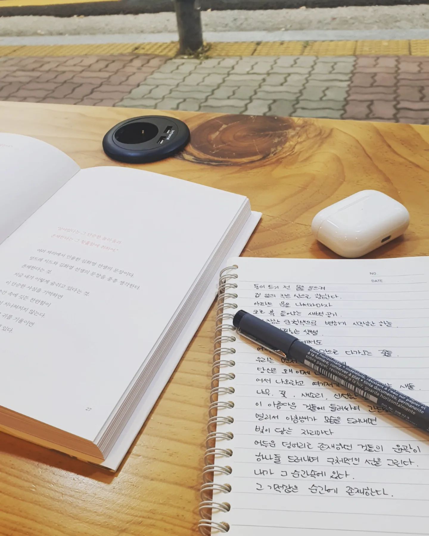 오랜만에 필사를 위해 구매했는데
책 한장한장 넘기는게 아쉬울 정도로

좋은 문장이 너무나 많아
책 한권을 몽땅 써야할 판✍️

#문장과순간 #박웅현
#필사하기 #필사하기좋은책