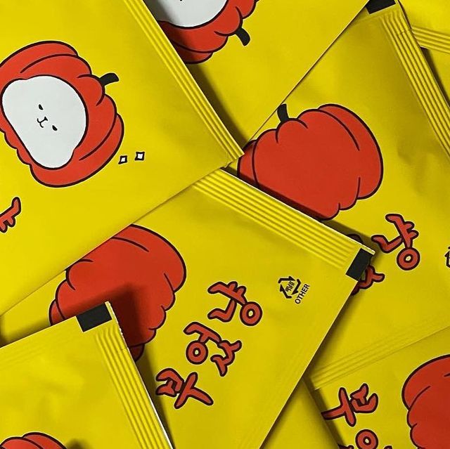 전혜진 on Instagram‎: "#광고 
이름도 귀여운데 캐릭터는 더더욱 귀여운 
"부었냥" 호박티 ฅ^•ﻌ•^ฅ
- 
𝟭.국내산 늙은 호박만을🎃
 엄선하여 안심하고 먹을 수 있음-!
𝟮.생분해성 티백(티백망,실,종이 모두-!)
미세 플라스틱 걱정 NO 환경 걱정NO
𝟯.❌방부제,색소,설탕,인공첨가물❌
𝟰.저온 로스팅으로 맛과 영양 그대로-!!
-
-
-
개별 포장이라 들고 다니기도 너무 편함ฅ^•ﻌ•^ฅ 
부었냥 하나면 붓기 걱정 끝 -ت
* '뷰티앤부티에서 경리가 소개한 호박차 입니다' *

#호박차#호박티#부었냥#뷰티앤부티#경리"‎