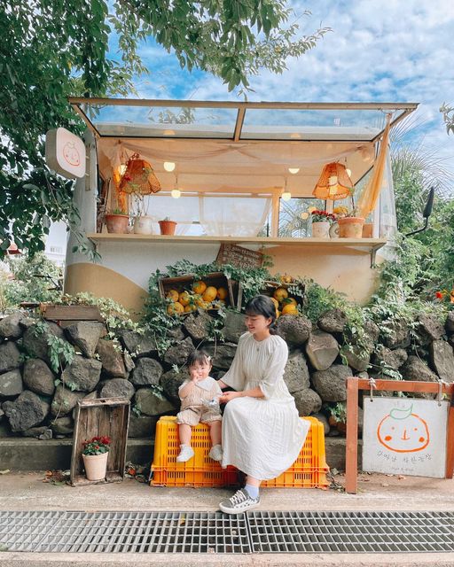 현아엄마 / 영주 ☻ on Instagram: "귤보다 맛있는 손가락 🍊👒🤞🏻 내 분명 입에 손 넣지말라고 오조오억번은 말한 거 같은데 🙄 ? + 19개월 아가랑 (★★★★★) - 운영시간 : 화-토 12:00-18:00 /