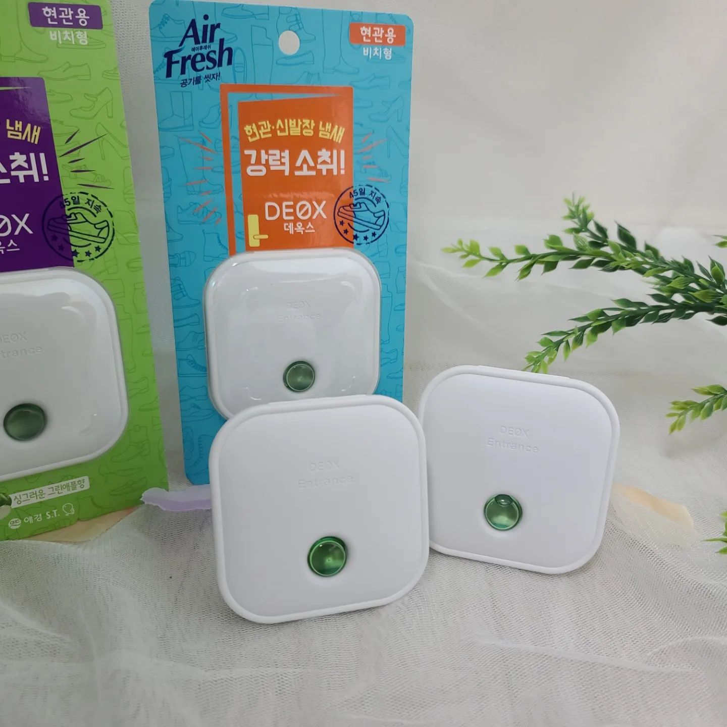 #AKLOVER제품지원
#애경 #AKLOVER

집에들어오면 현관에서 나는 쿰쿰한 냄새 ,
저만 신경쓰이는거 아니죠!?

신발장냄새, 현관냄새가 고민이신분들에게 추천
▶에어후레쉬 데옥스 현관용 비치형 방향소취제◀

현관에 비치해놓으면 약45일간 깔끔&확실하게 냄새제거뿐만 아니라 향기까지 지속시켜준답니다

깨끗한 코튼향 / 싱그러운 그린애플향을
현관전용 방향소취제로 느껴보세요~

심플 , 슬림한 디자인으로 어느곳에 놓아도 좋더라구요
향기로운 현관으로 집에 들어올때 더욱 기분이 좋아진답니다:D

#에어후레쉬 #데옥스 #현관용 #방향소취제#실내공간용 #현관전용방향제 #현관냄새#현관냄새제거#현관용탈취제 #방향제추천 #탈취제추천 #신발장탈취 #신발장탈취제 #신발장냄새 #신발장냄새제거 #신발냄새 #발냄새제거 #디퓨저 #비치형