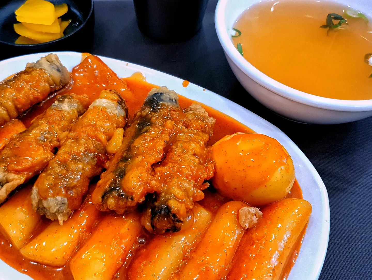 #바로그집 #떡볶이 #대전 #판암점
#판암역 바로 앞에 위치해있는 #아이스크림떡볶이 로도 유명한 바~~로 그집🤭🤭🤭
-
가끔 혼자서 1인분씩 먹곤 하는데요! 저는 항상 떡볶이 1인분 + 김말이를 시킨답니다❕️❕️❕️김말이를 소스에 버무릴지 항상 물어보시는데 김말이는 소스에 푹 적셔서 먹는게 젤 맛있는 거 같더라고요☺️ 대전에 오신다면 꼭 드셔보세요👍
-
🌶 떡볶이 - 4,000 원
🌶 김말이 - 3,500 원

#먹방 #먹스타그램 #먹스타 #맛스타 #맛스타그램 #맛있다 #푸드스타그램 #또먹고싶다 #맛집 #먹방투어 #맛집투어 #디저트그램 #오늘뭐먹지 #좋아요 #소통 #선팔 #맞팔 #팔로우 #요리 #음식 #선팔하면맞팔 #먹팔 #먹팔맞팔