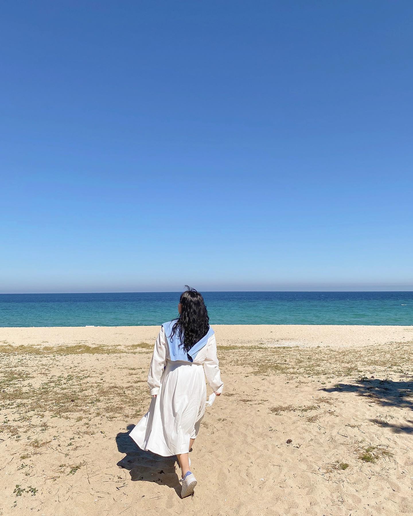 ⠀ 
구름한점없는 하늘 + 사람없는 바다 =💙
⠀ 
#강문해변 #강릉 #바다