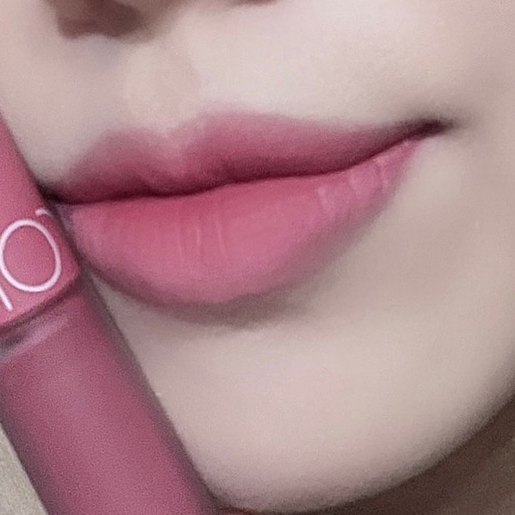 ✨보송이 모브립✨
.
#롬앤 #제로벨벳틴트 #페탈테슬 
.
롬앤의 제로벨벳틴트는 처음 사용해봤는데요! 
입술에 파우더 처리를 한 것처럼 보송보송한 질감이 
가을, 겨울에 잘 어울릴 것 같은 립이었어요☃️

페탈테슬 색상은 쿨톤의 대표 MLBB같은 모브톤의 
색상이었는데, 여름 뮤트톤 분들이 사용하시면 
찰떡일 것 같아요💗
.
✔️ 제형/발색
아주 보송하고 부드럽게 발리며, 본통 그대로의 색과
비슷하게 발색됩니다! 입술에 발색해보니 흰기가 
살짝 도는 색상이라 메인 컬러보다는 베이스 립으로 
추천드려요🫶🏻
.
✔️ 묻어남/지속력
보송보송 매트립답게 묻어남은 거의 없어서 마스크 
속 립템으로 강추!! 제형 특성상 착색력이 강하진 
않지만 벨벳처럼 입술에 쫙 밀착되는 제형이라 지속력은 
좋은 편이었어요!