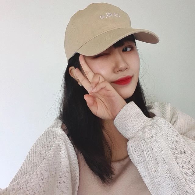 킹제히👑 on Instagram: "#광고 💛까를로 베이지 볼캡💛 ⠀ 사이즈 넉넉하고 디자인이 깔끔하고 예뻐서 바로 셀카 엄청 찍었네요! ⠀ 친환경 원단이라기에 재질이 좀 뻑뻑하거나 하면 어떡하