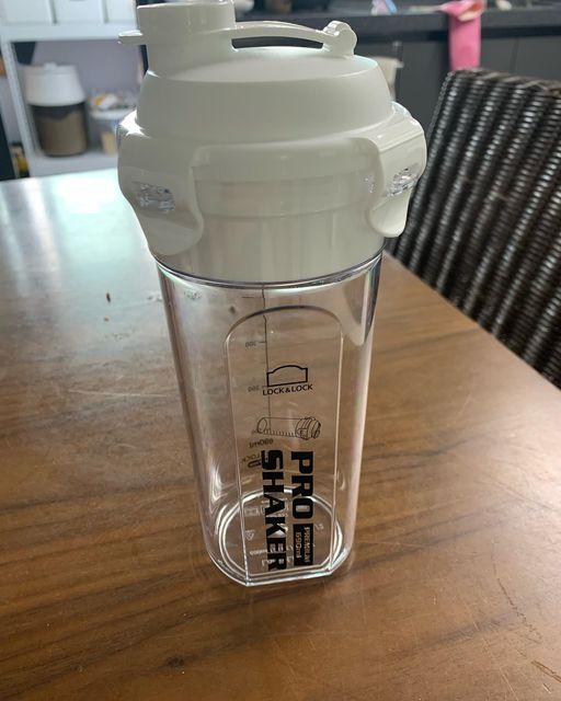 배다솔 on Instagram: "락앤락 프로쉐이커 트라이탄 690ml 용량은 큰데 크기는 가방에 넣어다니기 편해서 좋고 일반 물통으로 사용하기에 디자인도 좋은거 같아요. 첨에 다른 통 사용했었는데 오