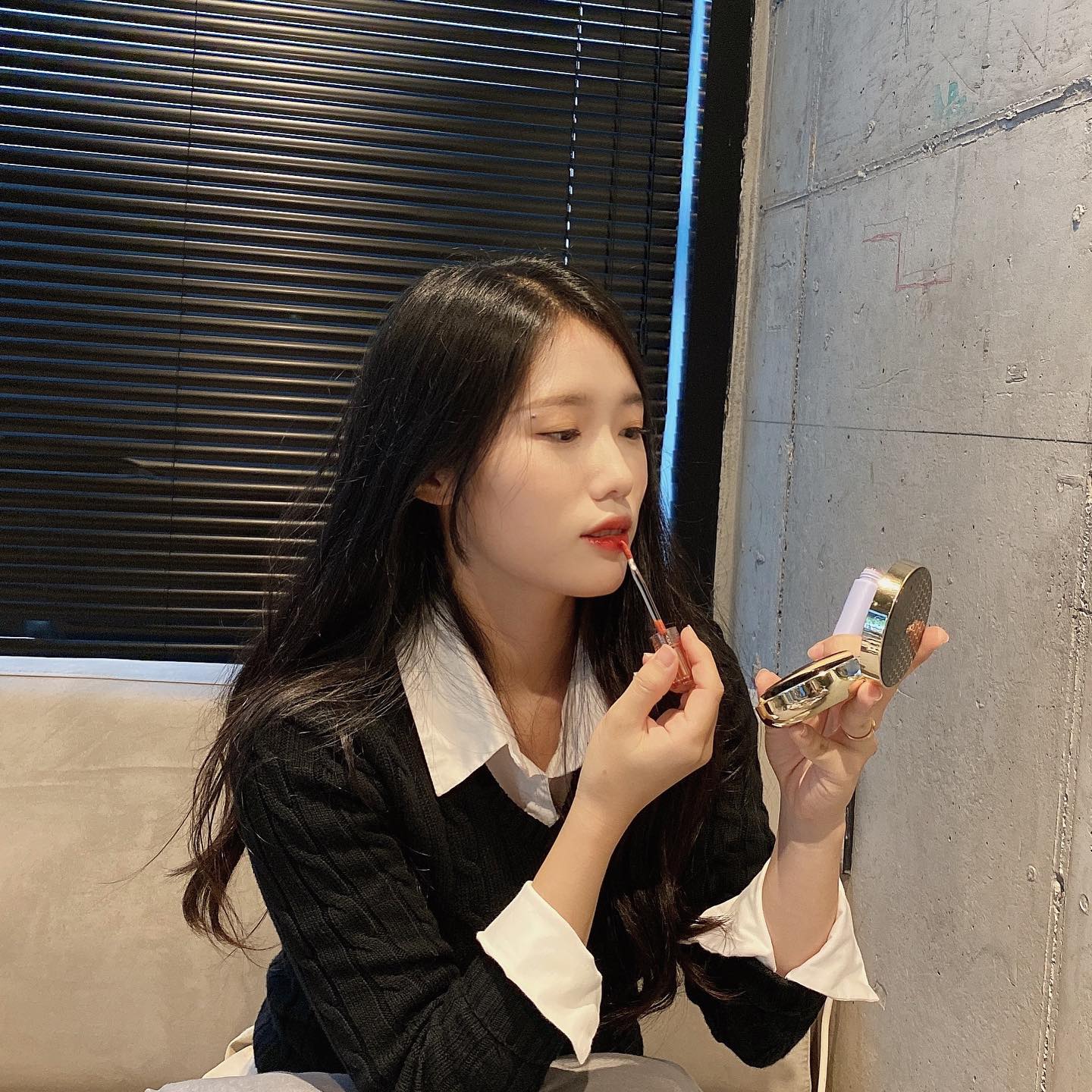 #협찬 lovblovb_cosmetic
⠀
사랑하는 모든 이들을 위해 본연의 아름다움을 찾는 뷰티 브랜드 '럽럽코스메틱’ LOVB LOVB COSMETIC❤️
⠀
스킨 케어와 색조 제품을 라인업 하고 있으며, 그 중 특히 립 제품이 많은 사랑을 받고 있는 브랜드에요:)
⠀
럽럽코스메틱의 세번째 립 틴트 라인으로 10월 초 출시될 신상 틴트💄
⠀
제 원픽은 04.선셋베이지로 푸딩같이 탱글한 광택을 얹은 듯 시간이 지날수록 영롱하게 차오르는 탱글막 글로우 틴트로 촉촉해요!
⠀
제품 본연의 컬러가 입술에 착색되고 겉은 맑은 광택만 남아 컬러 묻어남이 없는 겉막속착 탱글 물막 베리어 틴트로,
26% 이상의 수분 베이스로 입술에 가볍게 밀착되어 글로우 틴트 특유의 끈적임과 답답함을 줄이며, 입술에 겉돌지 않아요🫶🏻
⠀
#럽럽코스메틱 #푸딩틴트 #럽럽틴트 #글로우틴트 #푸딩탱글막틴트 #mlbb틴트 #촉촉틴트 #탱글막 #물먹립 #촉촉립 #글로시립 #틴트
⠀
⠀