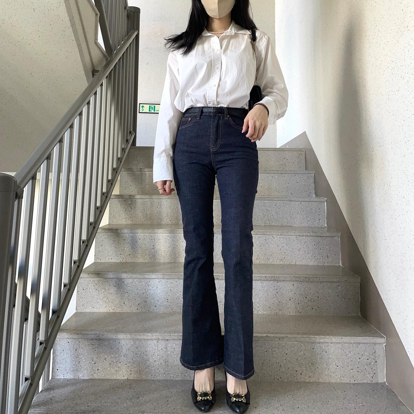 오늘의 하객룩👰🏻‍♀️ 드디어 남자친구가 한여름에 사줬던 진청 부츠컷 개시🥰❤️

가을 느낌나게 자켓도 걸치고 싶었지만 낮 기온 30도인 탓에 그냥 이렇게 다녀왔어요! 막상 이렇게 나와놓고 가는내내 <<헐 결혼식에 흰색 입고가면 안되는거 아닌가????? 어떡해,,ㅠㅠ>> 하면서 엄청 걱정했어요🥲(결혼식 몇번 안가봄)
도착해보니까 흰색 셔츠, 블라우스 입은 분들 많길래 안도했네요ㅎㅎ,,,

그나저나 예뻐서 입고싶어서 안 신는 힐을 신으니 발이 뽀사진거같아요오오오오 힐 신으시는 분들 대단행😖