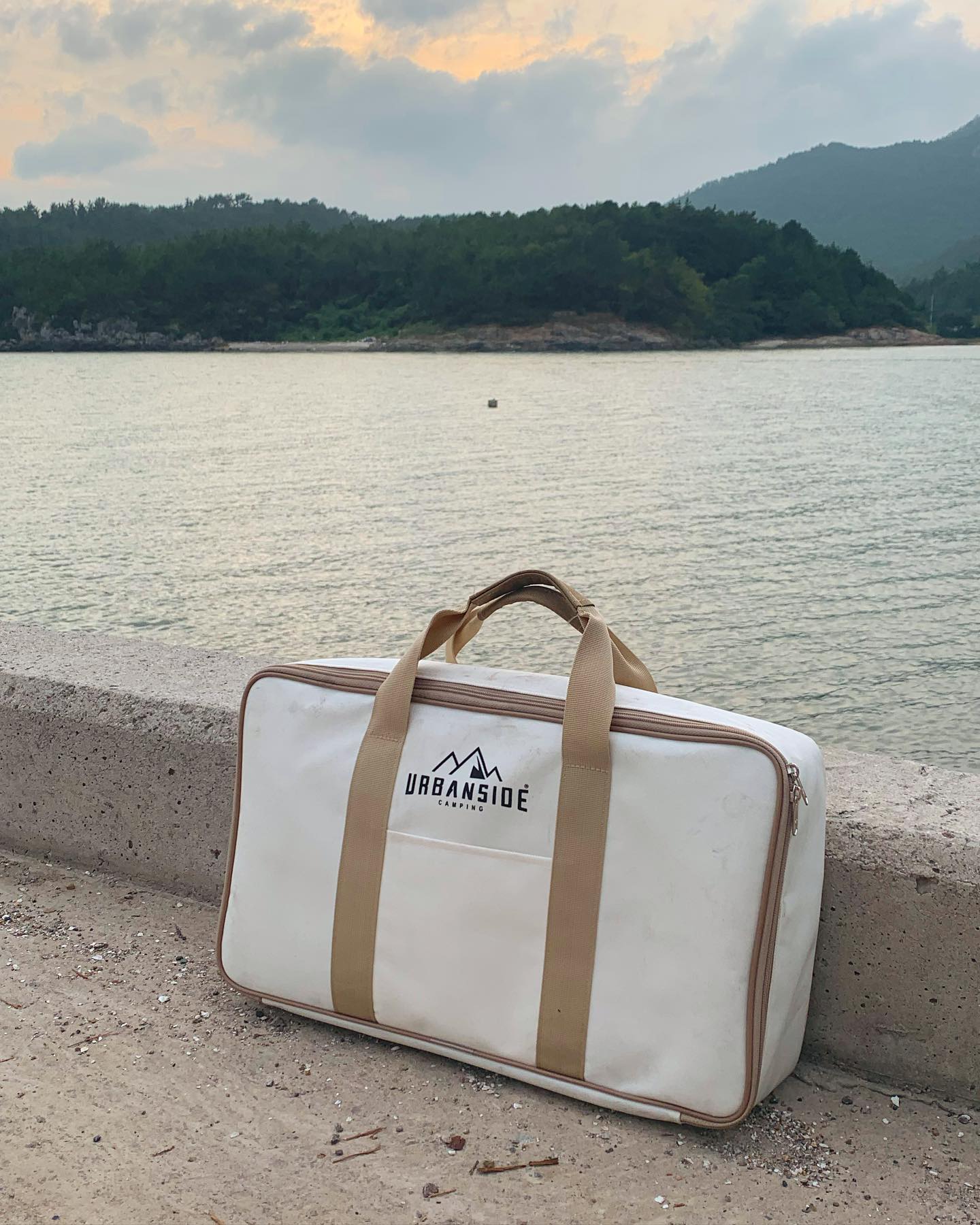 핑고담캠핑🏕🔥
⠀
저번에 캠핑 갔을때 너무나 마음에 들었던 화로대 가방을 못찍은게 아쉬워서 바다배경으로!!📸
⠀
색부터 수납력까지 완벽 🤩
⠀
세번정도 썼는데 변형도 틀어짐도 아예 없고 쓸수록 마음에 든다!
완벽하게 분리돼서 세척하기 편한것도 한몫한다 🤭🧡
⠀
이번겨울캠핑 필수템 등극!!

#어반사이드 #파이어스퀘어화로대
⠀