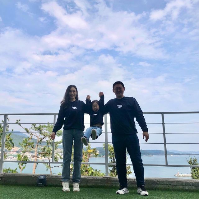 해피유니 on Instagram: "#광고 @okstar에서 보내주신 넘 예쁜 패밀리룩! 맨투맨 티셔츠를 입고 즐겁게 보낸 지난 주말 🐻‍❄️🫶 그동안 패밀리 룩을 맞춰 입고 싶었는데 디자인이 맘에 들면