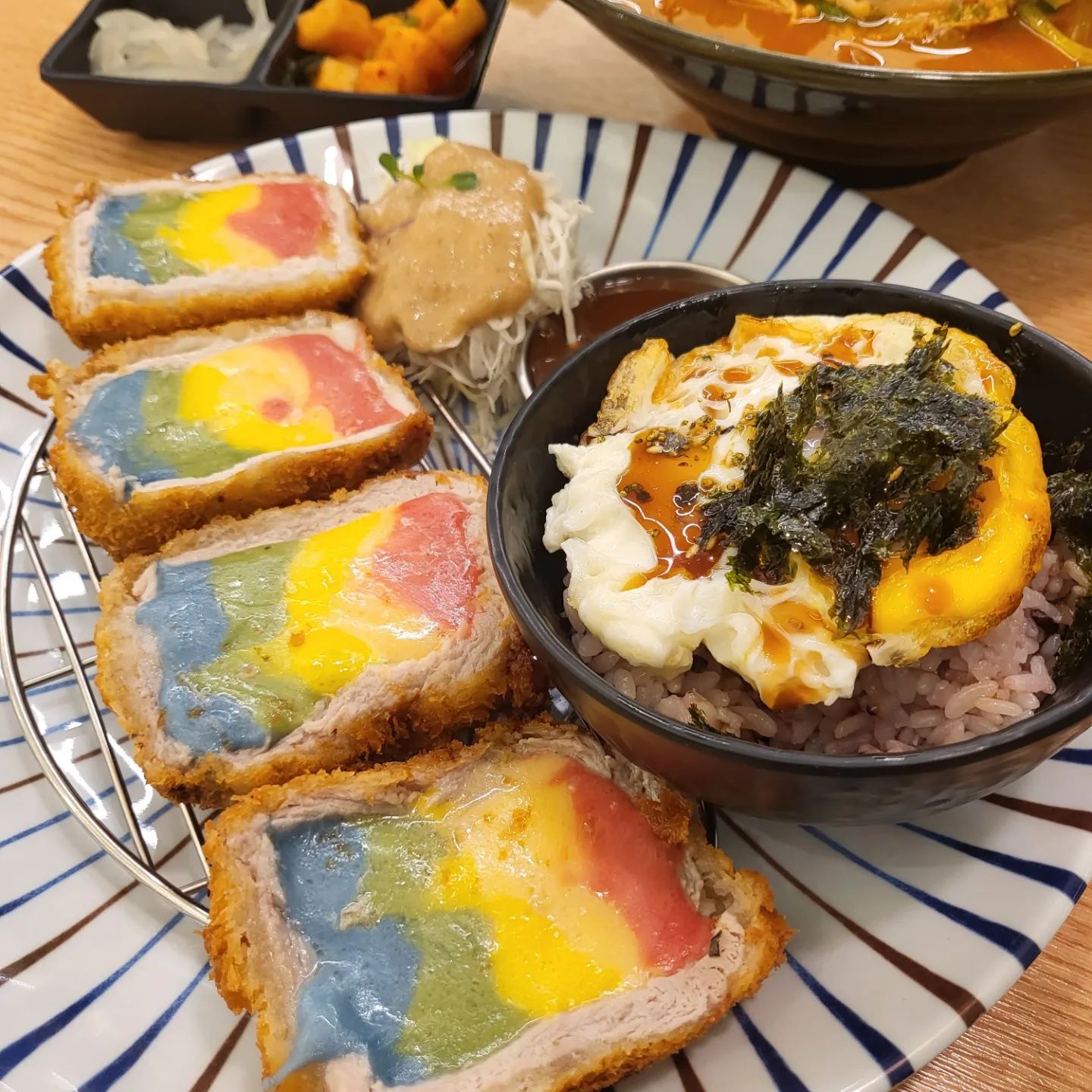 오늘은 돈까스가 땡겨서
집근처 돈까스 맛집을
검색하다
너무 예쁜 인테리어에 홀려
들어간 #오유미당상록수점

키오스크에서 주문하는데
이비쥬얼 어떻게 안시켜!
보통 사진이랑 실물이랑
상당히 다른데
여기는 똑같기까지!

맛있기도 정말 맛있고
치즈가 쫀득쫀득
#오지개돈카츠

완전 매운맛에 두툼한 돈까스가
일품인 #매워주까스

얼큰하고 진한 #얼큰소곱창쌀국수

메뉴를 3개나 시켜 먹다가
역시나 양이 많아서 남겼지만
정말 든든하고 알차게 맛있게 먹었습니당

#안산맛집 #안산돈까스맛집 #돈까스맛집
#안산데이트 #데이트코스 #내돈내산맛집 #맛집추천 #안산맛집추천