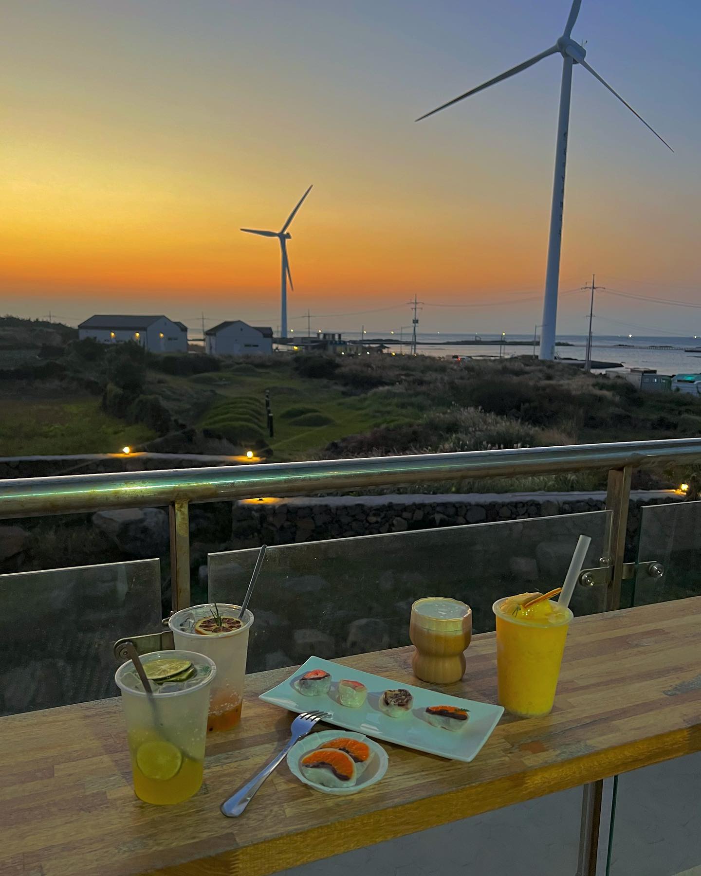 #협찬 #풍차로가는길 🌅

📍 제주 제주시 한경면 한경해안로 502-3

이번 제주 여행 중 최고로 좋았었던 카페 풍차로가는길
인친님들께도 소개해드려요 💗

풍차로가는길 카페는 제주 서쪽 노을, 뷰 맛집 카페로 정말 유명한데요
제가 직접 방문해보니 유명한 이유를 바로 딱 알겠더라고요

음료도 정말 맛있었고 디저트 퀄리티도 웬만한 떡집 못지않게 정말 맛있었어요 😋

저는 노을시간 맞춰서 방문했는데 풍차와 함께 해가 지는 모습이 정말 정말 아름답더라고요 👀🫶🏻

사장님도 정말 친절하셨고 다양한 이벤트 덕에 따로 구매하지 못했었던
마그넷과 엽서까지 얻어가서 더더욱 좋았네요 ☺️
친구들이랑 다음에 또 오기로 약속까지 했을 정도로
정말 정말 만족스러웠던 풍차로가는길 여러분들도 꼭 한번 방문해보세요 💛🫧

#한경면카페 #제주카페 #제주카페탐방 #제주카페여행 #제주카페핫플 #제주카페맛집 #제주서쪽카페 #제주서쪽카페추천