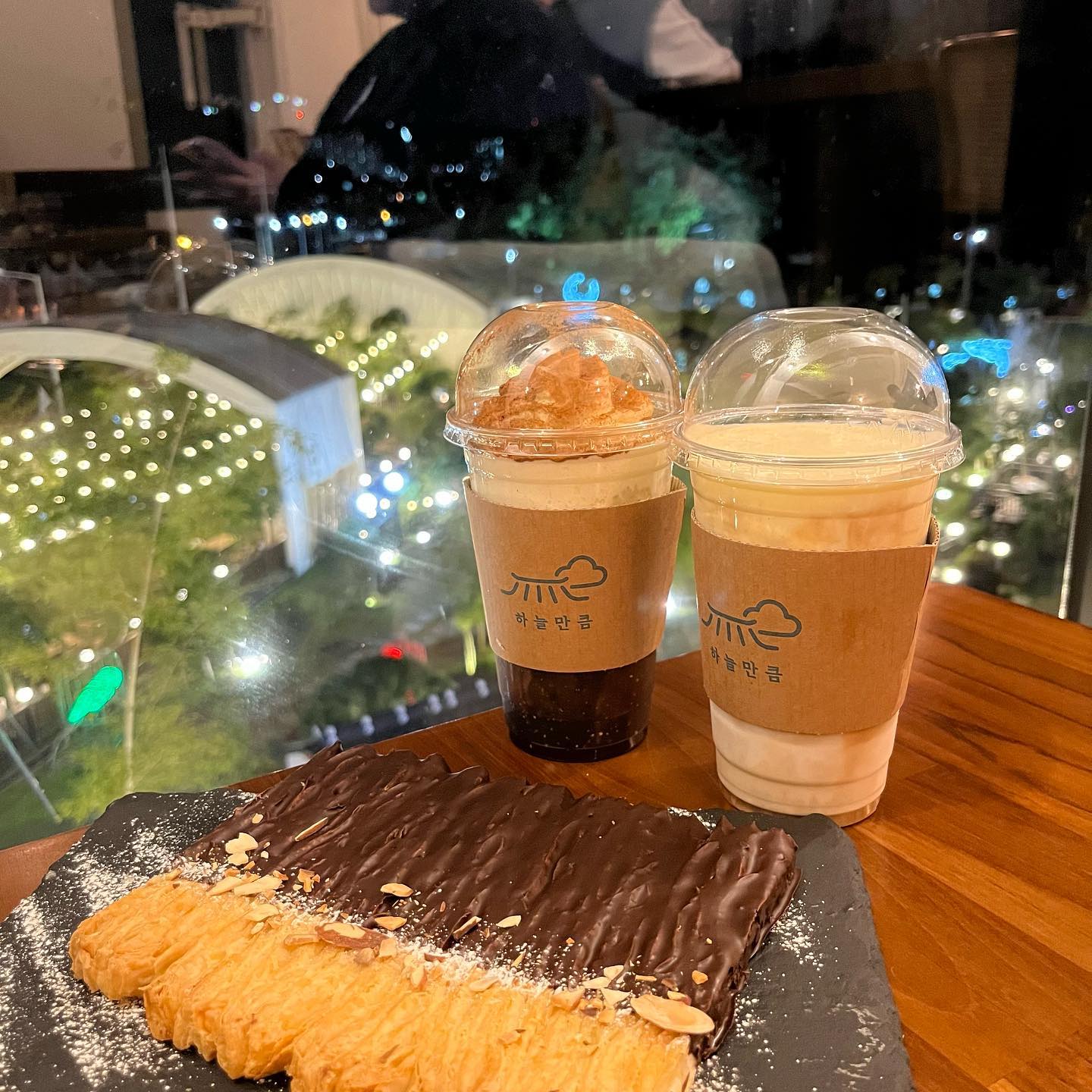 오늘도 즉흥으로 밥먹고 카페☕️
.
.
.
.
.
.
.
.
.
.
#대전 #판암 #대전카페 #카페
#야경맛집 #디저트카페 #베이커리카페 #커피맛집 enjoy.daejeon