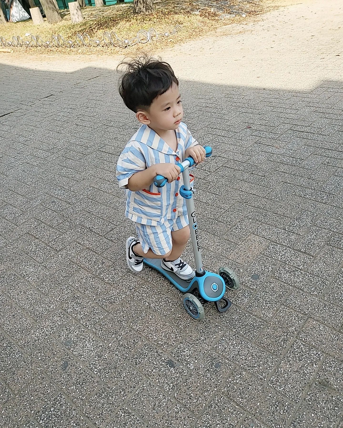 .
.
킥보드 타는 32개월 밧지한이오
구매 1년만에 달려보오
