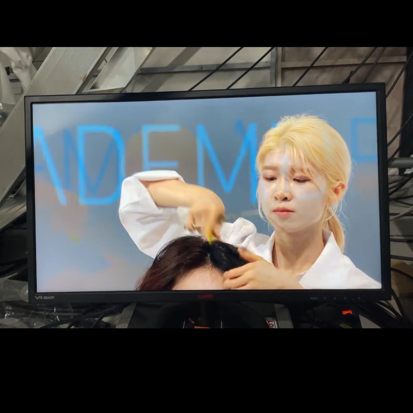 몇달간 준비하며 달려온 헤어쇼가 어제 끝났습니다 !!!🥲❤️

쇼 시작부터 끝까지 너무 신나는 순간들이었고 도와주신 분들 너무 감사합니다

가장 중요한 모델의 자리를 너무 완벽하게 빛내준 주현오빠, 메이크업을 도와준 나겸이 너무 고마워! 

바버링팀 열정적으로 이끌어주신 다정강사님, 이현쌤, 범수쌤, 태연쌤, 재성쌤, 영창부원장님!! 덕분에 즐겁게 쇼를 준비하며 많이 배웠습니다 선생님들 덕분에 바버링 팀이 가장 빛났습니다 🔥 
그리고 보러와주신 가족들, 매장선생님들, 후배님, 선배님, 고객님까지! 모두 감사해요🥰 

디자이너 데뷔쇼도 성공적으로 끝난만큼 앞으로의 제 길도 이렇게 성공적으로 빛나길 바랍니다🙏 지켜봐주세요 !!!
57기 모두 화이티이!!!👍