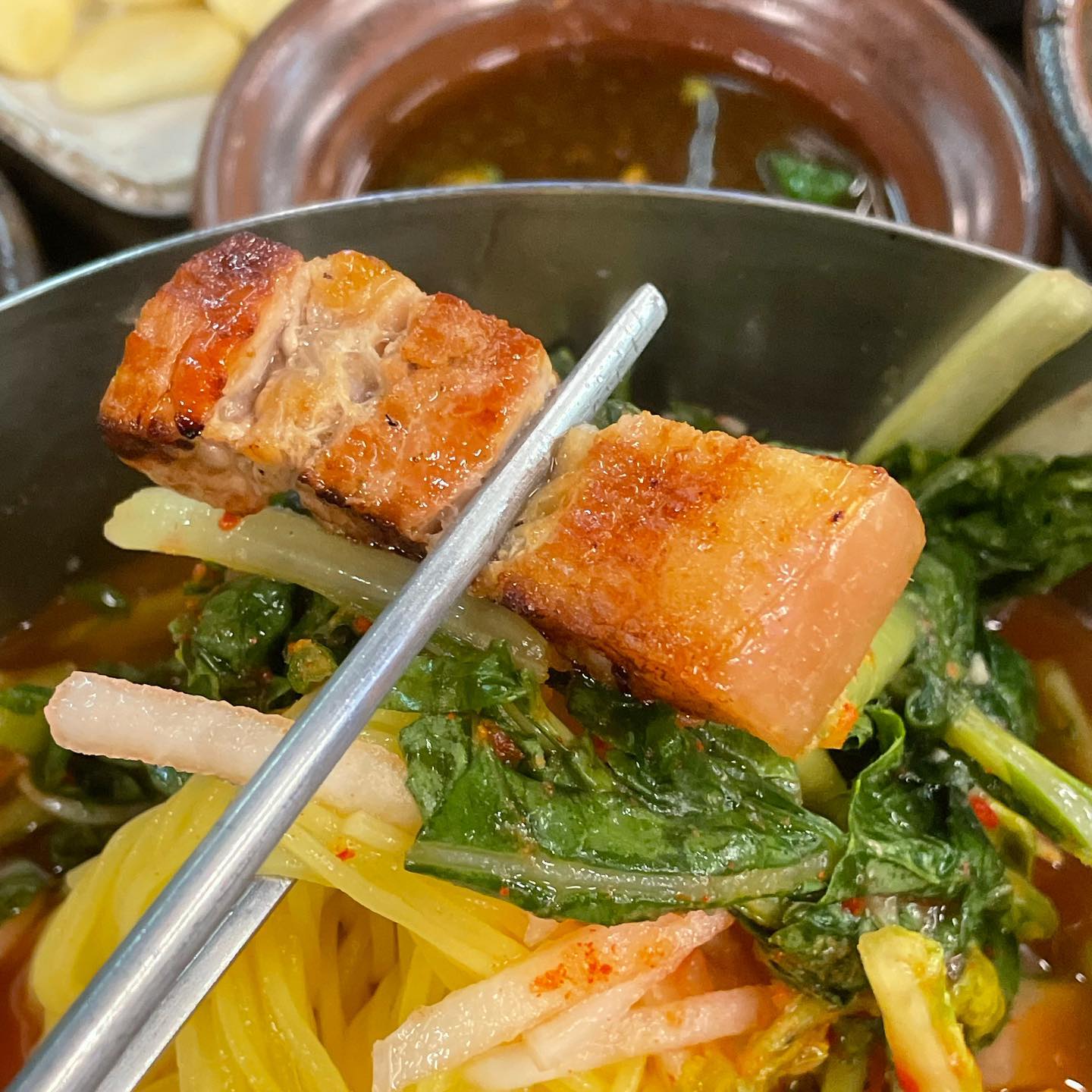 📍 올잇이 인증 대구 수성못 삼겹살 맛집 📍

🏷 장소 : 열무밭에돈
대구 수성구 수성로 52(상동)
🏷 영업시간 : 16:00-22:00
첫째, 셋째 일요일 휴무

분이 숙성 삼겹살에, 분이 열무국수 조합은 미쳐따리 .. ‼️ 🥨
이날 기분 저기압이어서 고기앞으로 직행 해씀 ㅋ ㅋ 진짜 조온맛탱이라 분위기 업됨 ㅜㅜ 분위기도 너무 좋고 숙성 삼겹살이라 맛이 깊다 ,, 아니 그냥 맛있다 🥨
대구 분들 삼겹살 드시려면 열무밭에돈으로 직행하세용 💓

#대구삼겹살맛집 #상동삼겹살맛집 #상동고기맛집 #대구수성구맛집 #팔로우 #먹팔 #먹팔환영 #먹스타그램 #맞팔 #follow