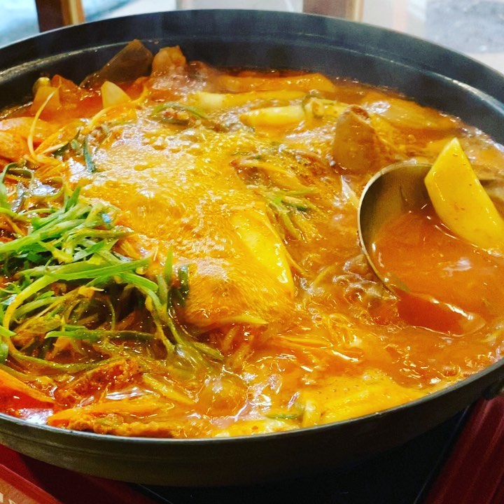 🌹 구의동 외식맛집, 안주맛집 추천드려요!! 

매장명 : 도리도리닭도리 
주소 : 서울 광진구 구의동 246-24 1층 
영업시간 : 화~일 11:00~22:00 (브레이크타임 15:00~17:00)

3명이서 한마리 메뉴와 사이드로 떡꼬치 주문해서 먹고왔어요~ 진짜 양이 너무 푸짐해서 배가 너무 부른데도 자꾸 먹게되더라구요 ㅋㅋ 

닭도 크고 부드러워서 진짜 너무 만족스럽게 먹었어요~~ 🤤❤️
(남은 음식 포장까지 가능하다고 하니 아쉬움 없이 진짜 마음껏 배불리 즐기고 또 즐기실 수 있을것같아요!! )

🌹 떡꼬치 꼭 드셔보세요!! ♥ 

#구의역맛집#구의동맛집#구의역닭도리탕#구의동닭도리탕#구의역찜닭#구의동찜닭#구의동술집#구의역술집#구의역맛집추천#구의동맛집추천#구의역닭볶음탕#구의동닭볶음탕#광진구닭도리탕#광진구닭볶음탕 #도리도리닭도리
