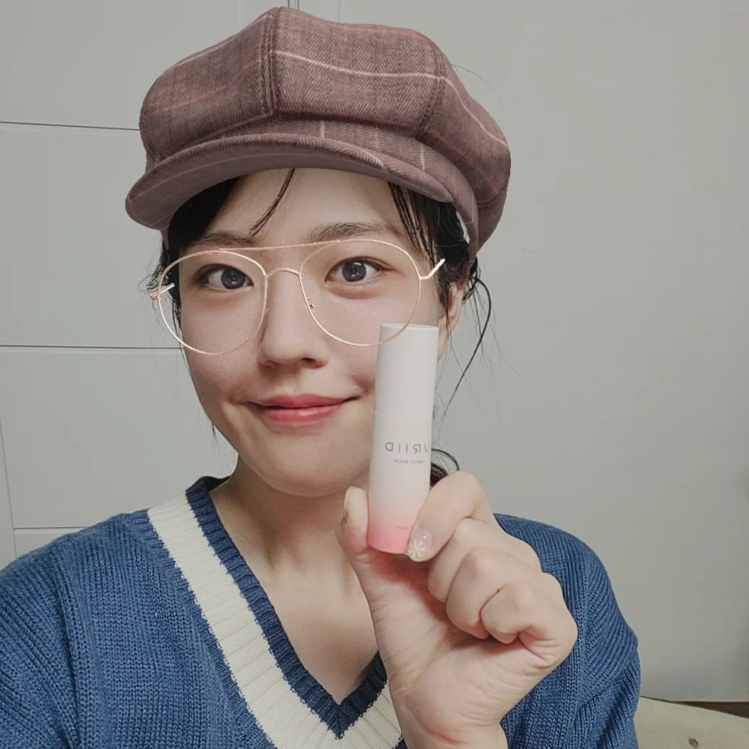 #광고 #콜라겐크림 - 요즘 인기 있는 멀티밤 유리드!💫
.
.
유난히 환절기만 되면 건조증으로 난리난리!! 플러스로 목도 관리를 해야겠다는 의식이 생겨서,  #유리드 멀티밤을 시도해봤어요. (Thanks to URIID!🙂)
.
.
Details🤩
미백과 주름개선 2중 기능성을 가지고 있는 콜라겐 멀티 엠플 스틱이에요. 
 연분홍빛을 띄는 밤인데, 실제로 발색은 거의 없다고 보셔도 될 것 같습니다.
.
How to use?🤨
눈가, 목, 이마, 입술 등 보습과 관리가 필요한 곳에 바르면 됩니다. 
 끈적임은 없다고 해도 무방, 피부에 얹었을 때 무거운 것도 없었어요. 👍 
 쓱 바르면 끝이라 간편합니다. 광채가 나서 세안 후 바르면, 적당한 윤기가 예뻐요. :) 

간편하게 관리하는 법! 유리드 골라겐멀티밤 어떠실까용?🤗
감사합니다.
.
.

#멀티밤,#유리드