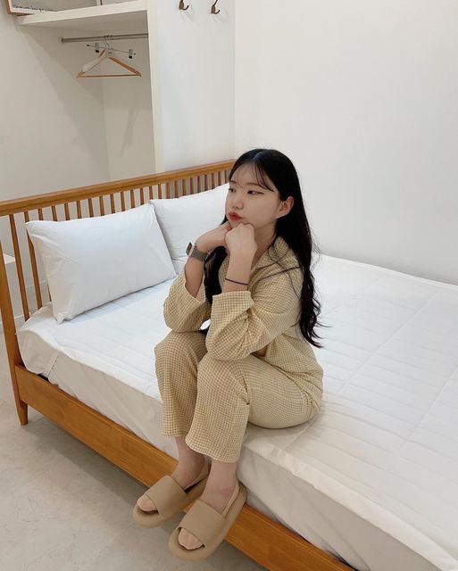 주현이🐰 on Instagram: "#협찬 #보라홈 귀여운 디자인과 색 뿐만 아니라 3cm정도의 통굽으로 푹신함과 편안함까지 더해줌 ㅠㅠ 그리고 슬리퍼마다 미끄럼방지와 물에 젖지 않는 재질로