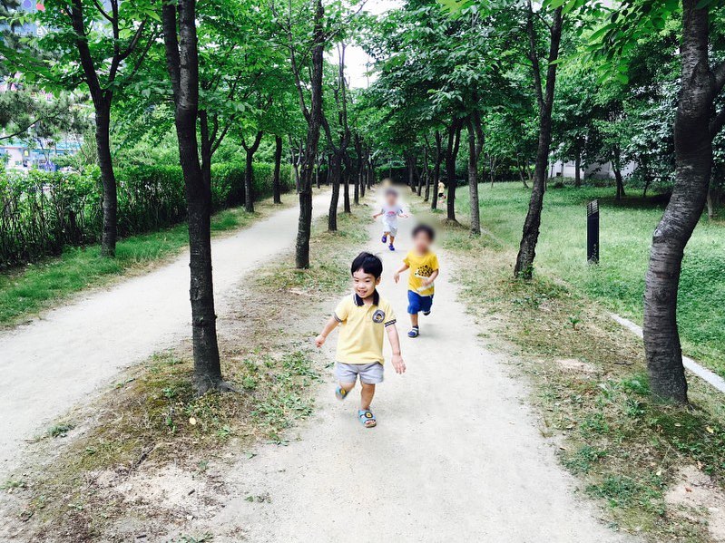 .
슬슬 내년 유치원을 결정할 시기가 돌아오네요
여노는 아직 멀었지만 으노가 경험했던것을 토대로 
나름 결정하는 팁과 영유, 놀이학교 차이점, 비용들을
작성했어요

프로필링크 누르시고 아래로 살짝 내리면 블로그 포스팅이 있답니다:)

도움이 되시면 좋겠어요☺️

#영어유치원 #영유 #놀이학교