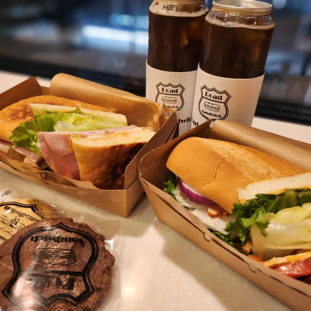 윰밍 on Instagram: "ROADSANDWICH🥐 #광고 #로드샌드위치 #청담 . 청담점에 새로생긴 로드 샌드위치 ㅎ 기본 로드샌드위치에 빵은 페스츄리로 변경, 스파이시 치킨은 기본 바게트빵 으로 먹어봤어
